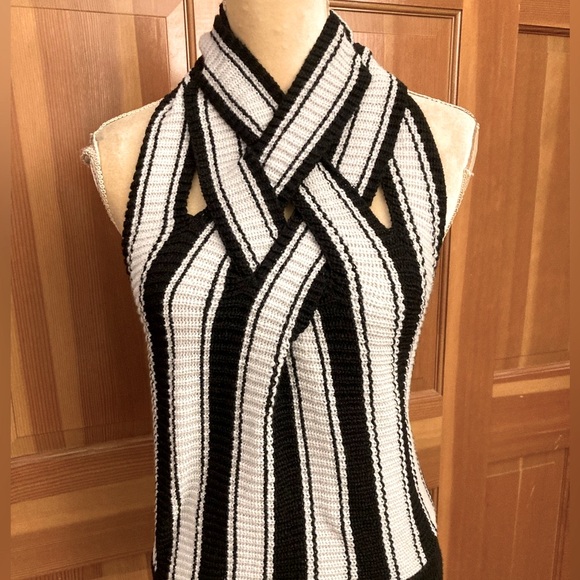 Nwt, Lavishly Paris Criss Cross Knit Sleeveless Top. - Picture 4 of 16